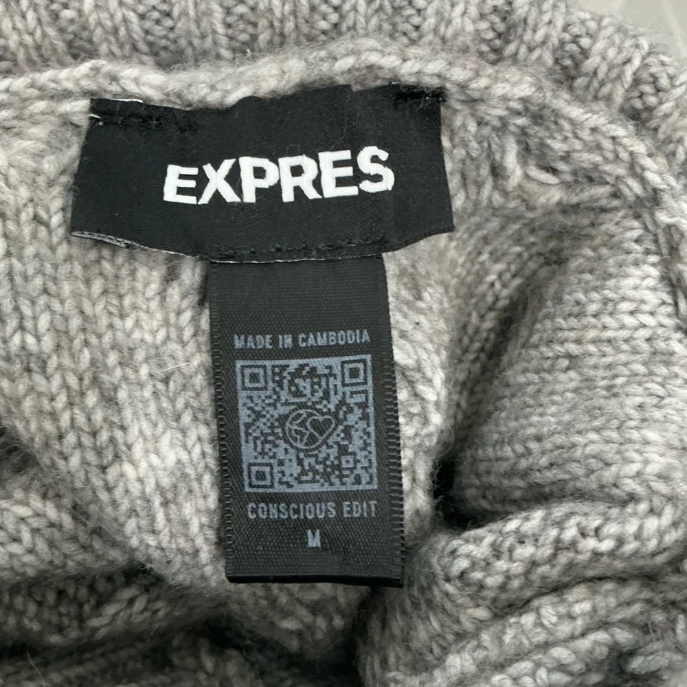 EXPRESS Sweater Cable Knit Turtleneck Gray Size M – Conscious Edit - Picture 4 of 9